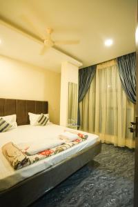 a bedroom with a large bed and a window at The Casa Comforts in New Hampi