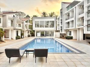 a swimming pool in the middle of a building at 3BHK Elegant Duplex Villa with Pool Access in Assagao