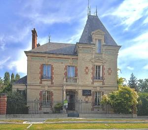 an old brick house with a chimney on top at L'instant champenois - all inclusive in Bréviandes