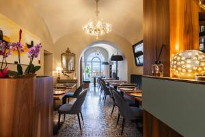 a restaurant with a row of tables and chairs at Garden Palace Hotel in Castiglione del Lago