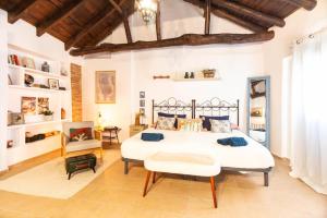 a bedroom with a large white bed in a room at Casa Rubia Limón in Béznar
