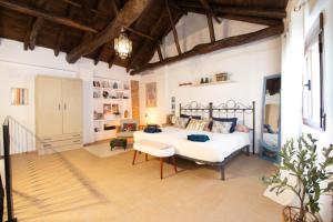 a large room with a bed and a couch at Casa Rubia Limón in Béznar
