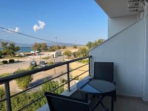 a balcony with a chair and a view of a street at Thalassa View VB2 in Khalkoútsion