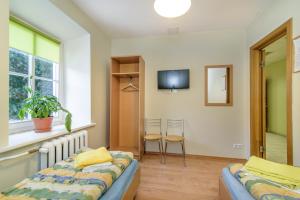 TV a/nebo společenská místnost v ubytování Hostel Filaretai
