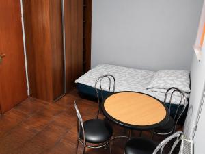a small room with a table and chairs and a bed at Domek STABOL in Kołobrzeg