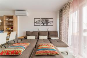 a living room with a bed with pillows on it at Le Cocon Dracénois in Draguignan