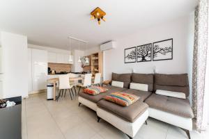 a living room with a couch and a table at Le Cocon Dracénois in Draguignan