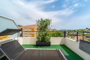 a balcony with a table and a plant on it at Le Cocon Dracénois in Draguignan