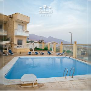 ein großes Schwimmbecken vor einem Gebäude in der Unterkunft Dahab Hotel in Dahab