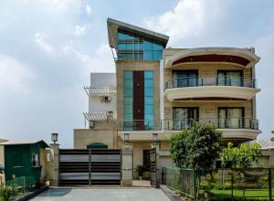 een appartementencomplex met een balkon bij Hotel Golf View Suites-Golf Course Road Gurgaon in Gurgaon