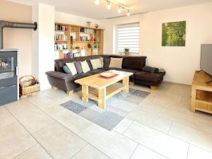 a living room with a couch and a table at Spreedeich in Werben