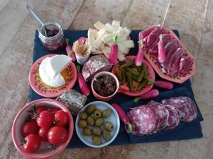 ein Tablett mit Fleisch und Gemüse auf einem Tisch in der Unterkunft Studio 315 in Villeneuve-de-Berg