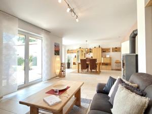 a living room with a couch and a table at Spreedeich in Werben
