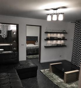 a living room with a couch and a mirror at Apartamente Gildo 16 in Borşa