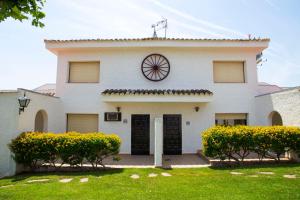 una casa bianca con un orologio sopra di Hotel La Carreta a Chiva