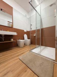 ein Badezimmer mit Glasdusche und zwei Toiletten in der Unterkunft Cascina del colle - Casa Briè in Villamagna + 83 Fotos