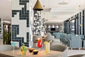 ein Restaurant mit einem Tisch mit Getränken darauf in der Unterkunft Hotel Best Mojácar in Mojácar