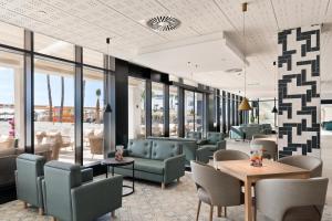 ein Wartezimmer mit Stühlen, Tischen und Fenstern in der Unterkunft Hotel Best Mojácar in Mojácar + 114 Fotos
