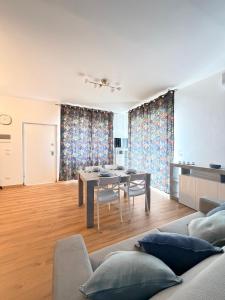 ein Wohnzimmer mit einem Tisch und ein Esszimmer in der Unterkunft Cascina del colle - Casa Briè in Villamagna