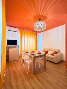 ein Wohnzimmer mit einem Tisch und einem Sofa in der Unterkunft Cascina del colle - Casa Briè in Villamagna