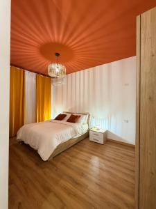 ein Schlafzimmer mit einem Bett und einem Kronleuchter in der Unterkunft Cascina del colle - Casa Briè in Villamagna