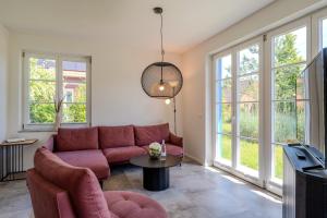 a living room with a couch and a table at Traumgarten Traumzeit in Prerow