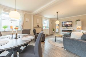 a living room with a table and a couch at Jule Ahoi in Stedesand
