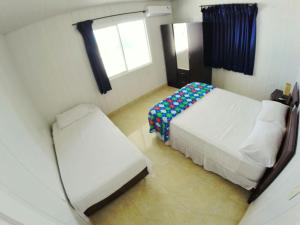 Een bed of bedden in een kamer bij Zippy´s Sea View Apartments