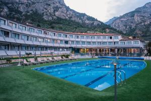 ein Hotel mit Pool und Bergen im Hintergrund in der Unterkunft Aria Life Hotel in Limone sul Garda