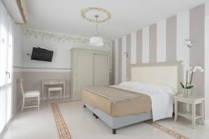 Postel nebo postele na pokoji v ubytování Gruppo Luxe Domus Vigevano
