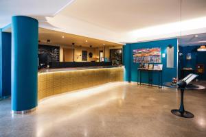 ein Restaurant mit blauen Wänden und einer Theke in der Unterkunft Aria Life Hotel in Limone sul Garda + 75 Fotos
