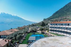 ein Resort mit Schwimmbad und Berg in der Unterkunft Aria Life Hotel in Limone sul Garda
