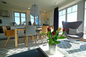 a living room with a table and chairs at Auszeit am Meer in Dranske