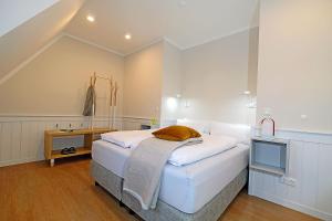 a bedroom with a bed and a television at Auszeit am Meer in Dranske