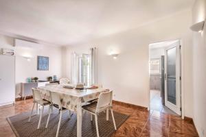a kitchen and dining room with a table and chairs at Villa Mar Gale in Galé