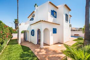 a white house with blue windows and a yard at Villa Mar Gale in Galé