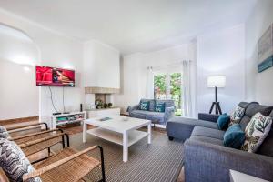 a living room with a couch and a table at Villa Mar Gale in Galé