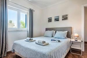 a bedroom with a bed with towels on it at Villa Mar Gale in Galé +17 photos