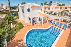 an aerial view of a house with a swimming pool at Villa Mar Gale in Galé