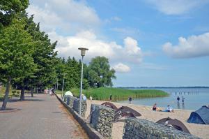 a group of people on a beach near the water at Am Ufer Top 13 in Dranske +16 photos