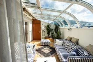 ein Wohnzimmer mit Sofas und Glasdecke in der Unterkunft Hotel Eroplán in Rožnov pod Radhoštěm