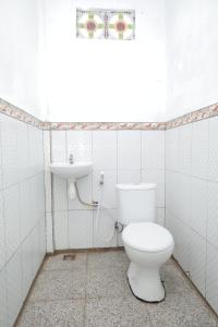 a bathroom with a toilet and a sink at Ghaniya Homestay in Bonto +13 photos