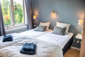 two twin beds in a room with a window at Villa Storfors in Storfors