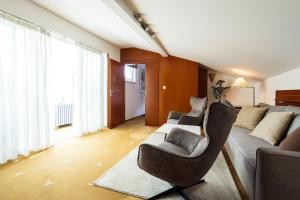 ein Wohnzimmer mit Sofa und Stühlen in der Unterkunft Hotel Eroplán in Rožnov pod Radhoštěm