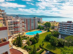 ein Apartmentkomplex mit Park und Schwimmbad in der Unterkunft Hotel Fenix - All Inclusive in Sonnenstrand