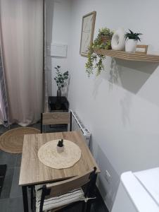 a table and two chairs in a room with a table at Studio Boulazac proche Palio in Boulazac +5 photos