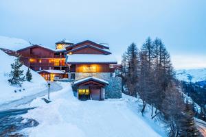 eine Skihütte im Schnee mit schneebedeckten Räumlichkeiten in der Unterkunft Lagrange Vacances Aspen in La Plagne