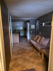 a living room with a couch and a kitchen at Fagernes sentrum 1 sleeping rom in Fagernes