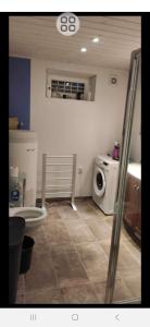 a bathroom with a washer and a washing machine at Fagernes sentrum 1 sleeping rom in Fagernes