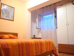 um quarto com uma cama e uma janela em Holiday Home Oliva em Bilice